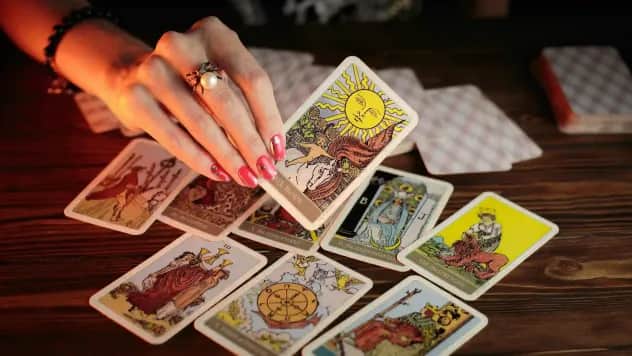 Todas as cartas de tarot com significados retos e invertidos para estudo